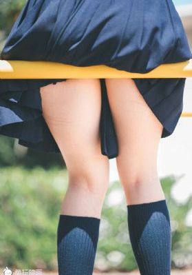 小女孩把东西塞进口袋_BD国语HD高清在线观看