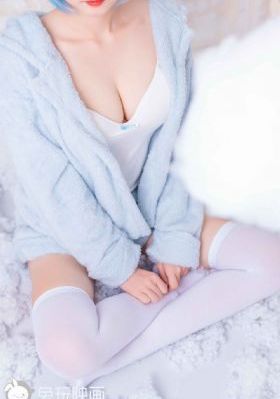 2男2女山坡野战被多人围观_在线完整观看